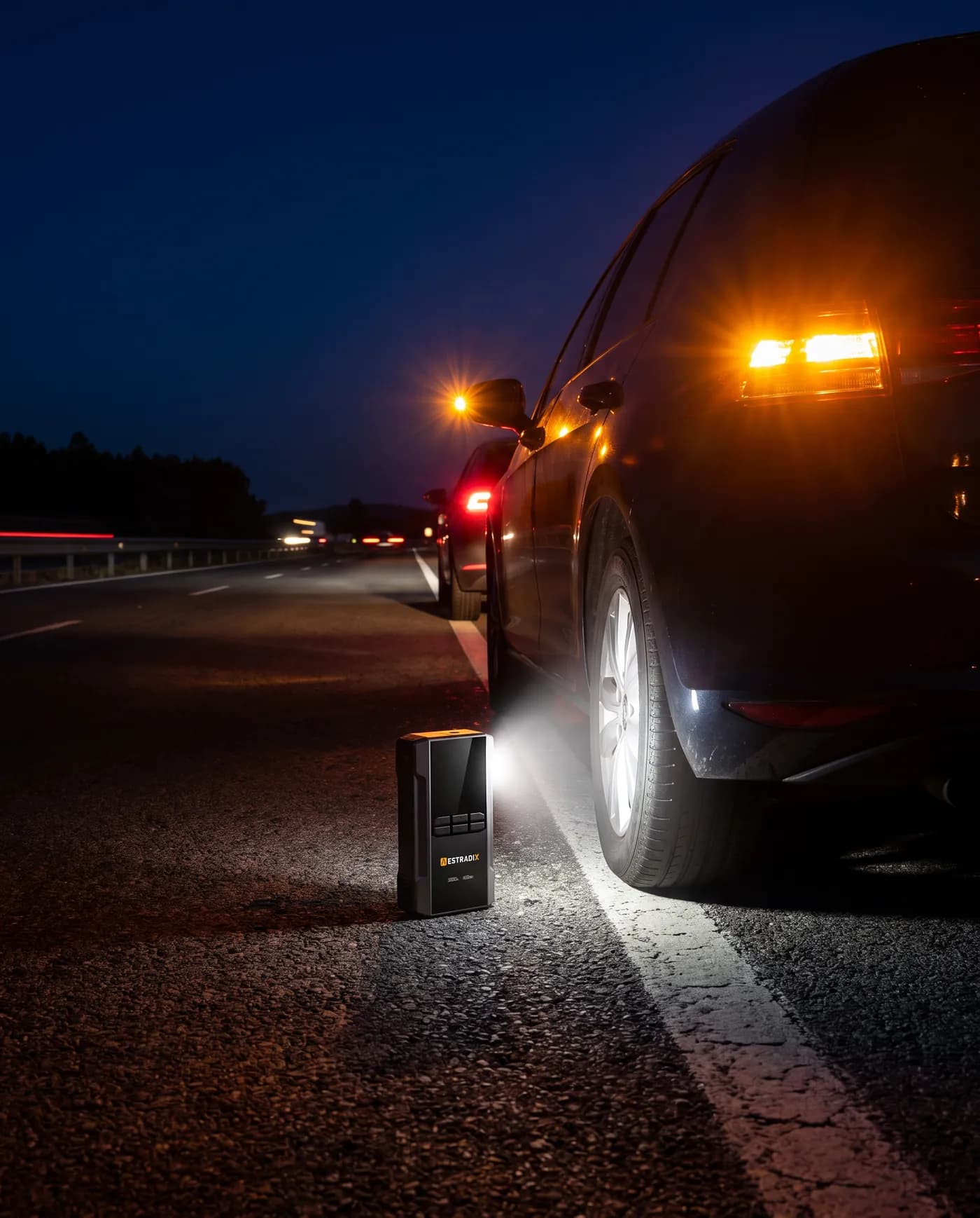 Lanterna do Estradix a iluminar o pneu de um carro parado à noite